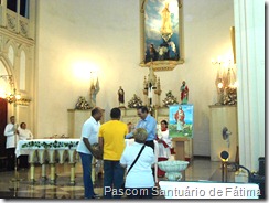 Entrega de cesta de frutas como homenagem aos 17 anos de vida sacerdotal de Pe Otaviano