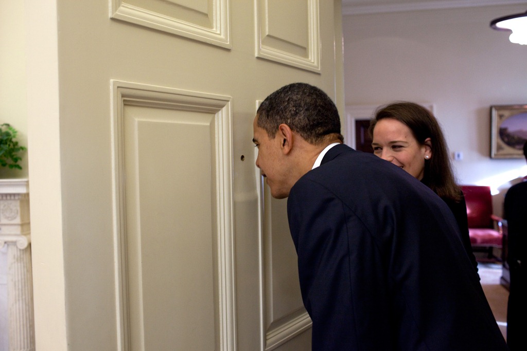 [Barack_Obama_looking_through_the_Ova%255B2%255D.jpg]