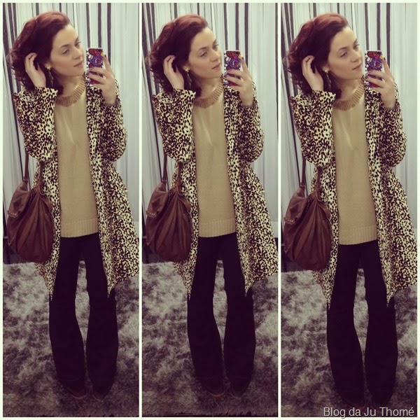 look jeans flare, tricô nude e casaco animal print