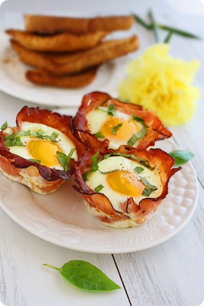 Crisp Ham and Egg Cups – Baked eggs nestled in crisp ham cups for an easy weekend breakfast or brunch! | thecomfortofcooking.com