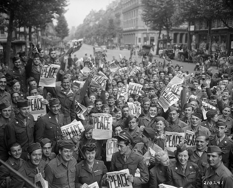 American_military_personnel_gather_in_Paris_to_celebrate_the_Japanese_surrender