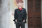 ROBIN WILLIAMSON a Clusone, davanti all'affresco della Danza Macabra.