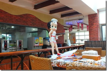 台南新營-華味香鴨肉羹。餐廳內有多個卡通造型的女侍，但我忘記其名字了。
