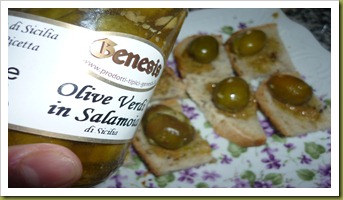 Crostini con patè d'olive e olive verdi in salamoia (1)