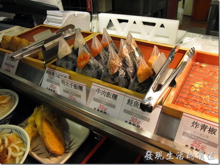 台南新光三越-丸龜製麵烏龍麵。另外，還有好幾種的飯糰（鮭魚、牛肉、明太子、鮪魚），還有豆皮壽司。