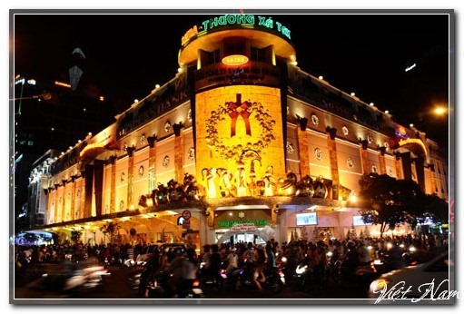 Đường phố Sài Gòn sáng rực đón năm mới