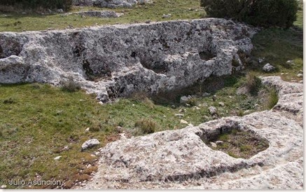 Restos de casa excavados en la roca - Castellar de Meca