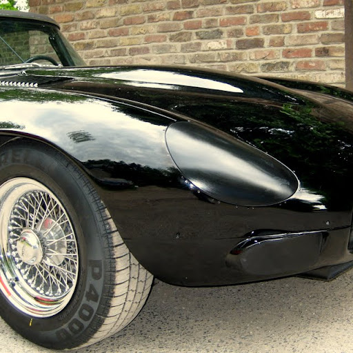 Prototype: The Vision of the Master-Line Jaguar XK-E, with Head-Light-Cover-Kit. The Head-Lamp-Cover Conversion-Kit made by designer Stefan Wahl in the tradition of Malcolm Sayer. / Jaguar e-Type mit Scheinwerferabdeckungen, designed und hergestellt von Designer Stefan Wahl in der Tradition von Malcolm Sayer.