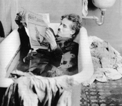 Charlie Chaplin ler na banheira livro