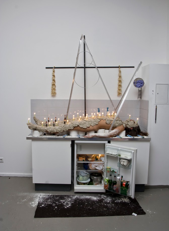 Obnazhennye-devushki-svyazannye-verevkami-Melanie-Bonajo-10-foto