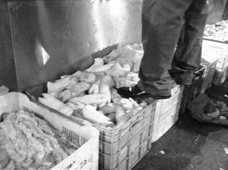 Các thùng đựng chân giò heo siêu trắng bày la liệt tại khu chợ cầu Ba Lý, Bắc Kinh.