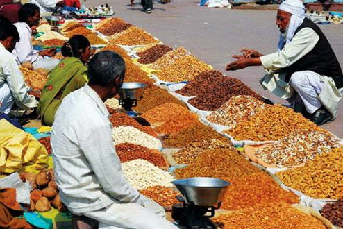 Sạp hàng bán trái cây khô ở chợ trời Sạp hàng bán trái cây khô ở chợ trời
