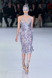 ALEXANDER-MCQUEEN-SPRING-2012-RTW-PODIUM-011_runway