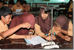 Siswa melakukan eksperimen untuk mendapatkan informasi keilmuan