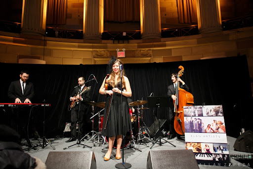 Elan Artists Bands set the mood for brides to window-shop from booth to booth! Elan Artists Bands set the mood for brides to window-shop from booth to booth!