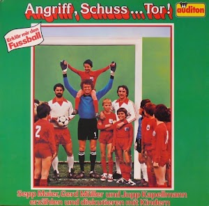 Sepp-Maier-Gerd-Mueller-und-Jupp-Kapellmann_Angriff-SchussTor-Erklaer-mir-den-Fussball.jpg