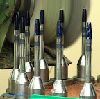 Semiautomatic polishing of the pen caps. Semiautomatic polishing of the pen caps.