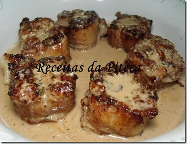 Popietes com molho de coentros e alho-perto Popietes com molho de coentros e alho-perto