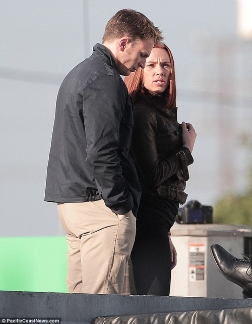 Black Widow Fights a S.H.I.E.L.D. Agent in Captain America 2 set 06