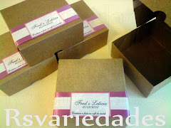 Caixinha C.3
    : R$2,50 / cento R$240,00.
    : min. 40 unids.
    : Caixinha com tampa presa a caixinha
    : Medidas - 9x9x6 cm
    : Opções de cor - branca ou em papel craft.
    : Personalizada com etiqueta + fita de cetim.