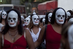 MÉXICO, D.F., 29OCTUBRE2011.- Cientos de trabajadoras sexuales del barrio de La Merced realizaron una procesión desde la Plaza de la Soledad hacia la plaza de la Aguilita en recuerdo a sus compañeras difuntas.
FOTO: RODOLFO ANGULO/CUARTOSCURO.COM