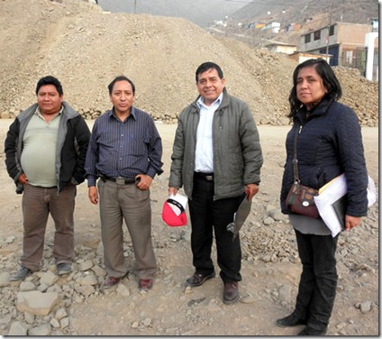 el regidor andres baca junto al arquitecto quilca y a la ingeniera maria yaipen