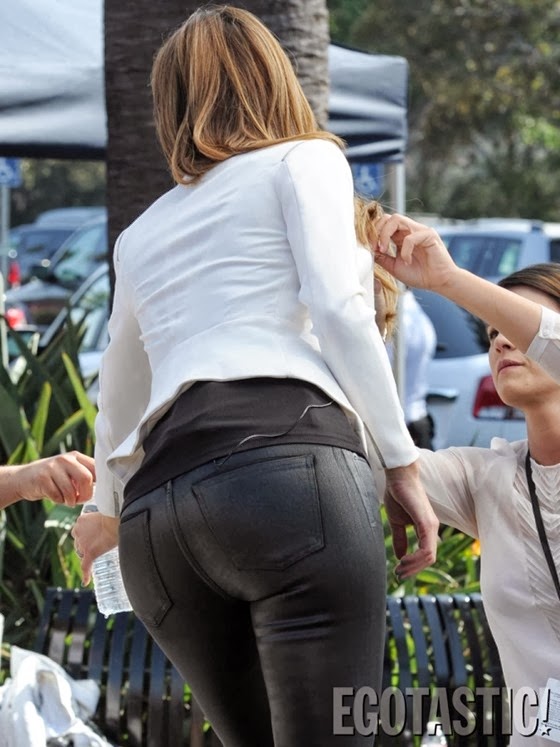 [maria-menounos-booty-in-leather-pants-on-set-of-extra-11-675x900%255B2%255D.jpg]