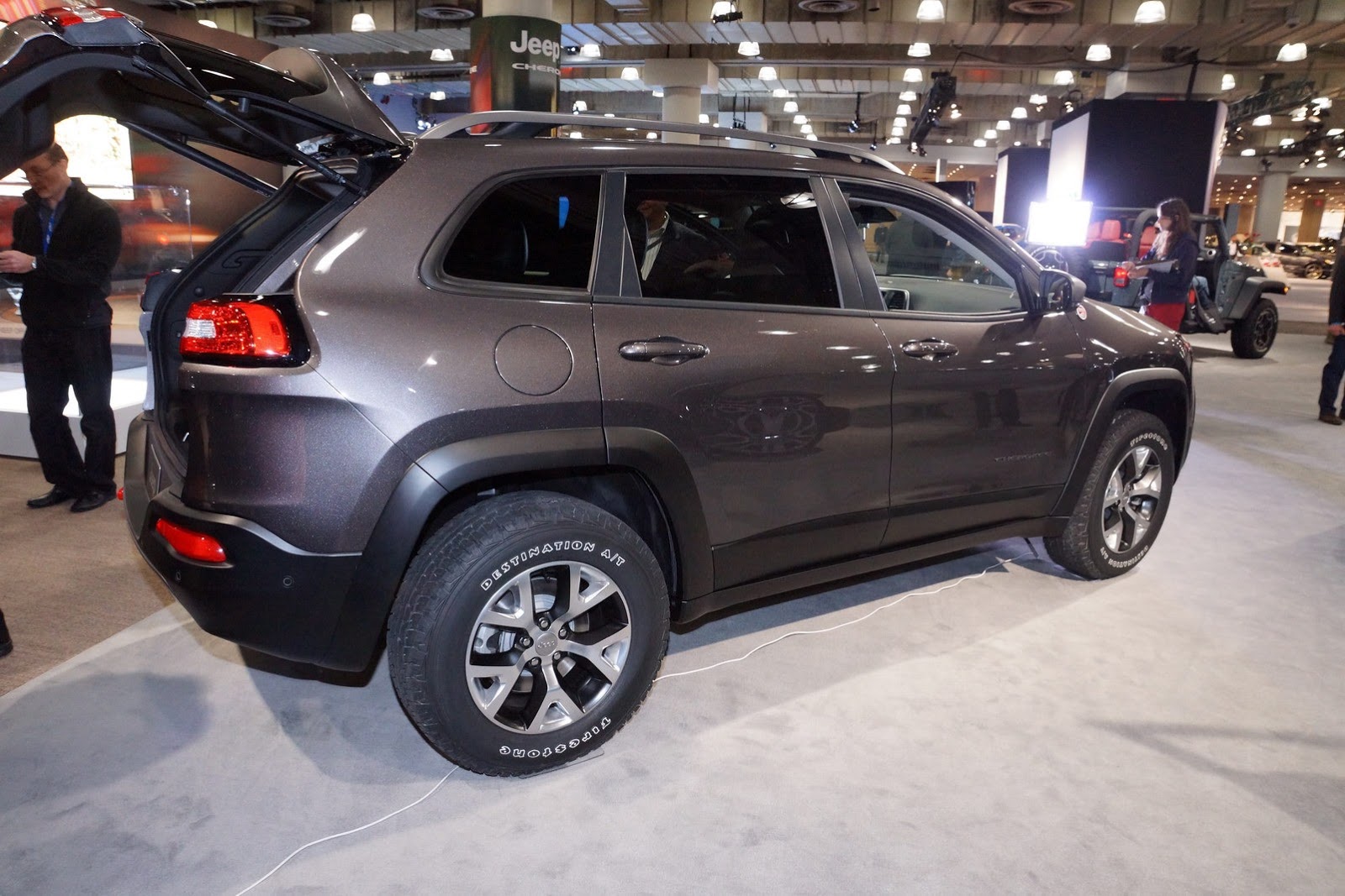 More photos released of 2014 Jeep Cherokee (photos of other colors too