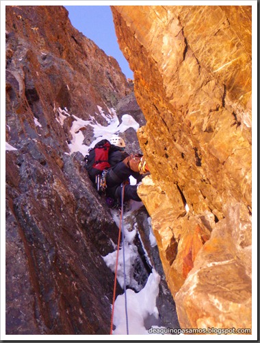 Intento al Corredor Nefropatia 200m D  90º (Pico Piedrafita 2965m, Pirineos) (Isra) 7504