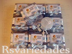 Caixa em acetato quadrada (opção para batizado)
    : R$3,90 unid (min. 40 unids).
    : Medidas - 5x5x3 cm.
    : Conteúdo: mini-velinha + mini-terço.
    : Fechamento em fita de cetim, etiqueta personalizada.