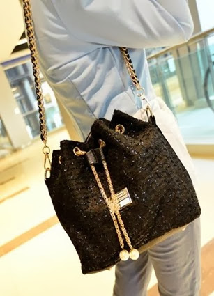 9044 (Harga 179.000) - Material PU  Blink Woolen Width 25 Cm Height 27 Cm Thickness 12 Cm Wtih Adjustable Long Strap Weight 0.5-