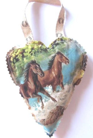 [2011%2520fabric%2520ornament%2520horse%2520heart%255B3%255D.jpg]