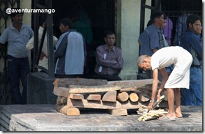 Cremação no Rio Bagmati em Kathmandu