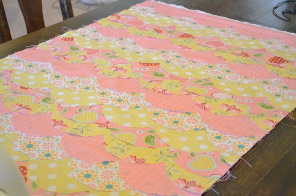 [All%2520scallops%2520sewn%2520on%2520Baby%2520Quilt%2520tutorial%255B5%255D.jpg]