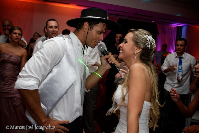 Foto número 61 de Casamento Renata e Abelardo no Clube Paissandu da cerimonialista Liliane Cariello, do Rio de Janeiro, RJ, que faz cerimonial de casamentos, cerimonial de eventos, cerimonial de festas, cerimonial de 15 anos, cerimonial de bodas, cerimonial de eventos sociais, cerimonial de aniversários, decoração de casamento, decoração de festas de 15 anos, decoração de eventos sociais, decoração de aniversários, buffet de casamento, buffet de 15 anos, buffet festas, buffet eventos e assessoria cerimonial. Fotos de Casamento Renata e Abelardo no Clube Paissandu. Foto numero 61 da cerimonialista Liliane Cariello, do Rio de Janeiro, RJ, que faz cerimonial de casamentos, cerimonial de eventos, cerimonial de festas, cerimonial de 15 anos, cerimonial de bodas, cerimonial de eventos sociais, cerimonial de aniversários, decoração de casamento, decoração de festas de 15 anos, decoração de eventos sociais, decoração de aniversários, buffet de casamento, buffet de 15 anos, buffet festas, buffet eventos e assessoria cerimonial. cerimonial casamento cerimonialista eventos casamentos rio festa buffet 15 anos niteroi festas de janeiro rj decoração aniversário preço fotos flor para flores