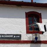 08/08 Alcanadre: il mio bucato svolazza dalla finestra della vecchia stazione riadattata ad albergue peregrinos! muchas gracias!
