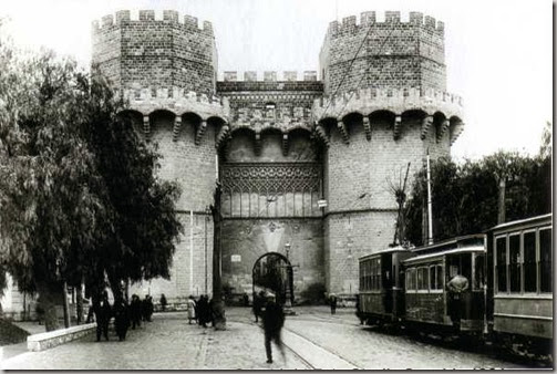 1927.- Tranvía procedente de Burjassot y Godella llegando a su final de viaje de retorno junto a  las Torres de Serranos. Studio Sanchis 1901