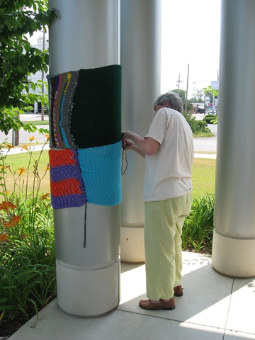 [20110604-YarnBombing%2520%25288%2529%255B2%255D.jpg]