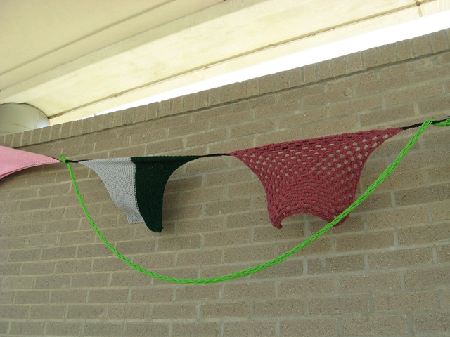 [20110605-YarnBombing%2520%25284%2529%255B2%255D.jpg]