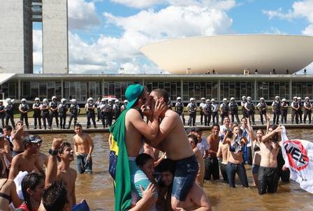 [beijo%2520gay%2520congresso%252001%255B2%255D.jpg]