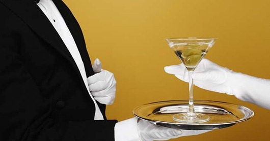 waiter_delivering_martini_to_customer_bld009139