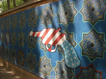 Tehran: anti- American Mural pictures