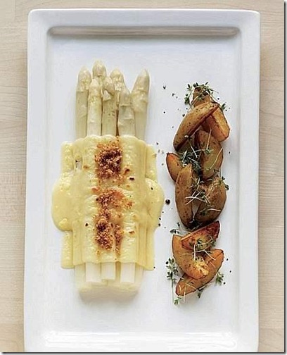 Asparagi al formaggio con patate fritte Asparagi al formaggio con patate fritte