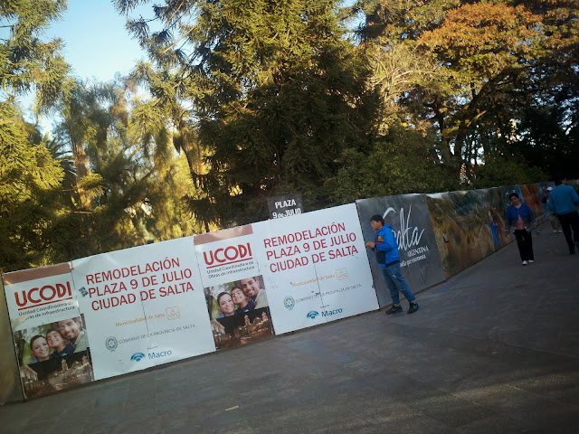 Ploteado del cerco en la plaza 9 de Julio en la esquina de calle España y Mitre. Ploteado del cerco en la plaza 9 de Julio en la esquina de calle España y Mitre.