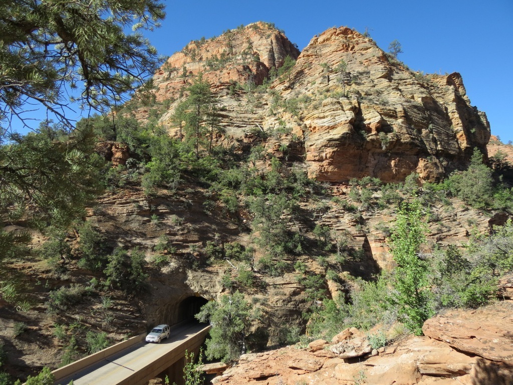 [zion_os_canyon_overlook_trl_tunnel3.jpg]