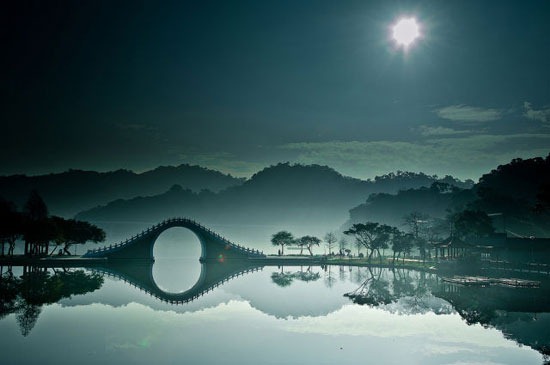 [Moon-bridge-in-Dahu-Park-Taipei3.jpg]