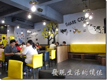 「鯊魚咬土司」台南成功店的環境。