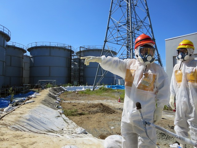 INSPECTING FUKUSHIMA. A handout picture provided by Tokyo Electric Power Co. (Tepco), shows Japanese Minister of Economy, Trade and Industry Toshimitsu Motegi (L) pointing to contaminated water storage tanks during his visit at the crippled Fukushima Daiichi Nuclear Power Plant in Okuma, northeast of Tokyo, Fukushima Prefecture, Japan, 26 August 2013. Photo: EPA / TEPCO / HANDOUT