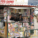 Kiosque qui sont present a chaque coin de rue dans le centre. On se croirait a Paris