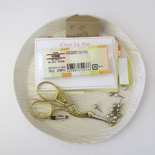 This plate is a catchall for a pair of scissors, some push pins and Muji stickie tabs.